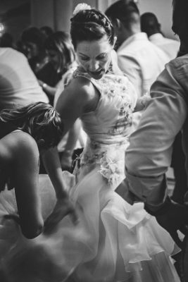 J'aime beaucoup ce côté techniquement "imparfait" dans cette photo et qui nous rappelle que certains flous disent mieux les choses que des images nettes et bien exposées. Bravo pour avoir su garder cette image qui fonctionne plutôt bien et dont le traitement reste subtil.