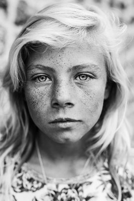 Un n&b parfaitement traité, un regard qui m’interpelle, qui me questionne. Une profondeur de champs juste comme il faut et un magnifique modèle. Tout est réuni.