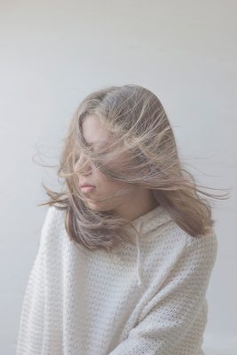 J’aime beaucoup l’ambiance de cette photo, ce côté « laiteux ». Un portrait qui sort de l’ordinaire où ce n’est pas le regard qui nous attire cette fois-ci mais une très jolie bouche.