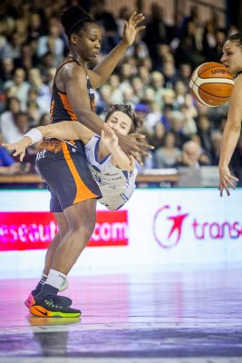 C'est LE moment qui fait toute la différence sur cette image ! Le photographe a déclenché quand il fallait pour saisir Céline Dumerc au vol ! Bravo ! La différence de gabarit entre les deux joueuses est impressionnante. Un cadrage en largeur aurait peut-être donné de la force à l'image. Idéalement voir la joueuse latéralement, parallèle au sol aurait été parfait ! Ces moments de sport sont rares alors félicitation au photographe ! C'est une image impressionnante, bravo !!!